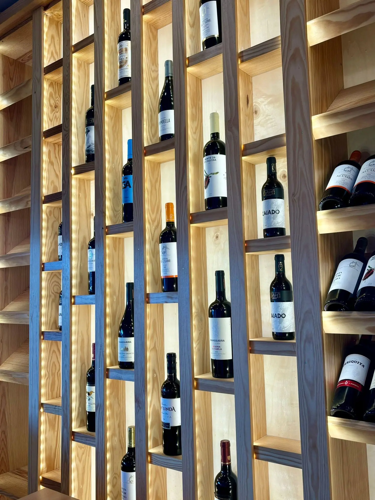 Seleção de vinhos portugueses na montra do Casa Janica