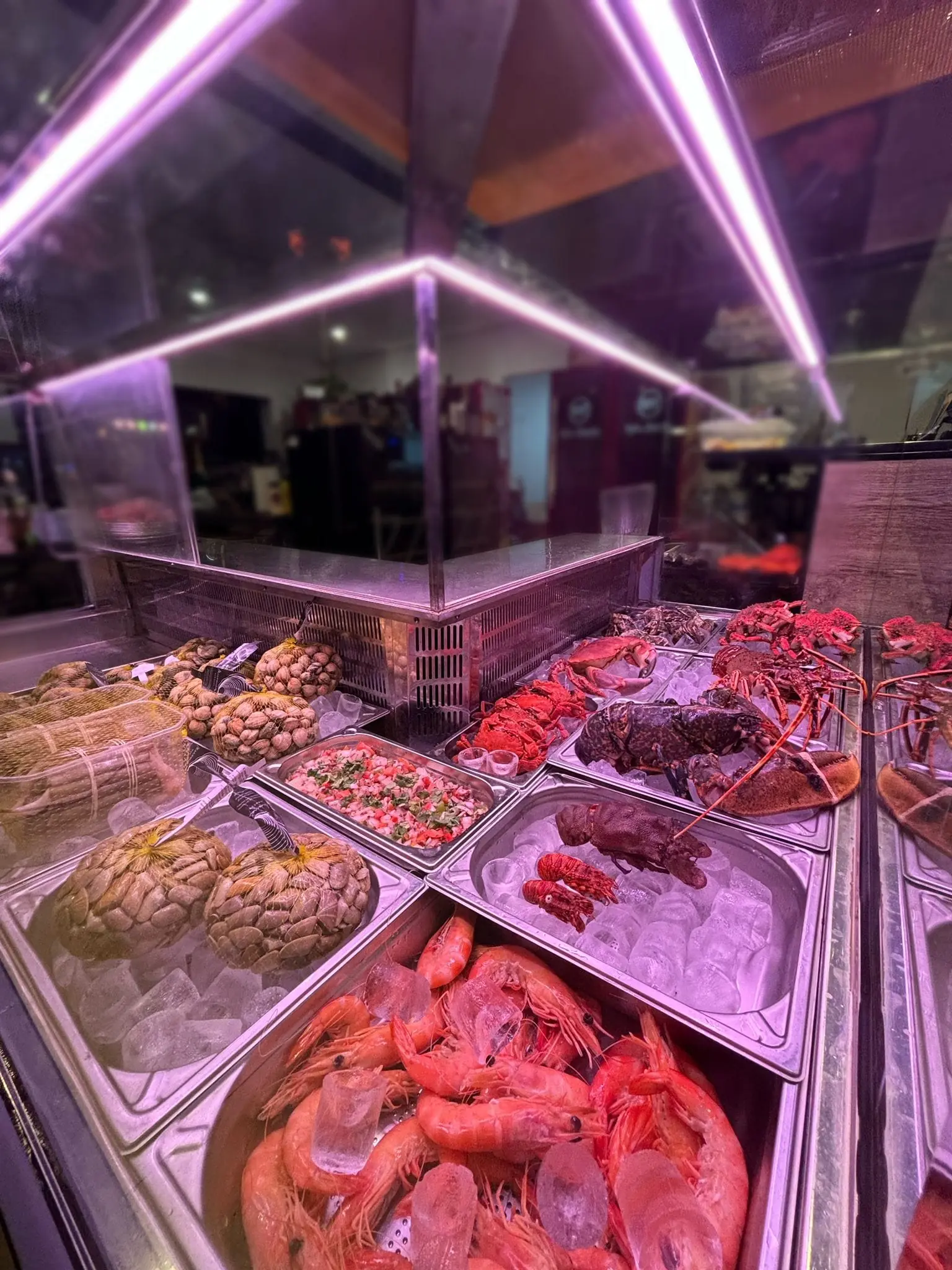 Sala interior do restaurante com mesas preparadas